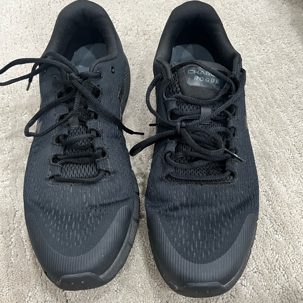 Under Armour Black Athletic Shoes Sleek Mesh Design